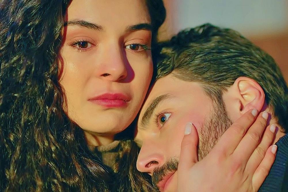 آکین آکینوزو و ابرو شاهین در نمایی از سریال تلویزیونی «تردید» (Hercai)